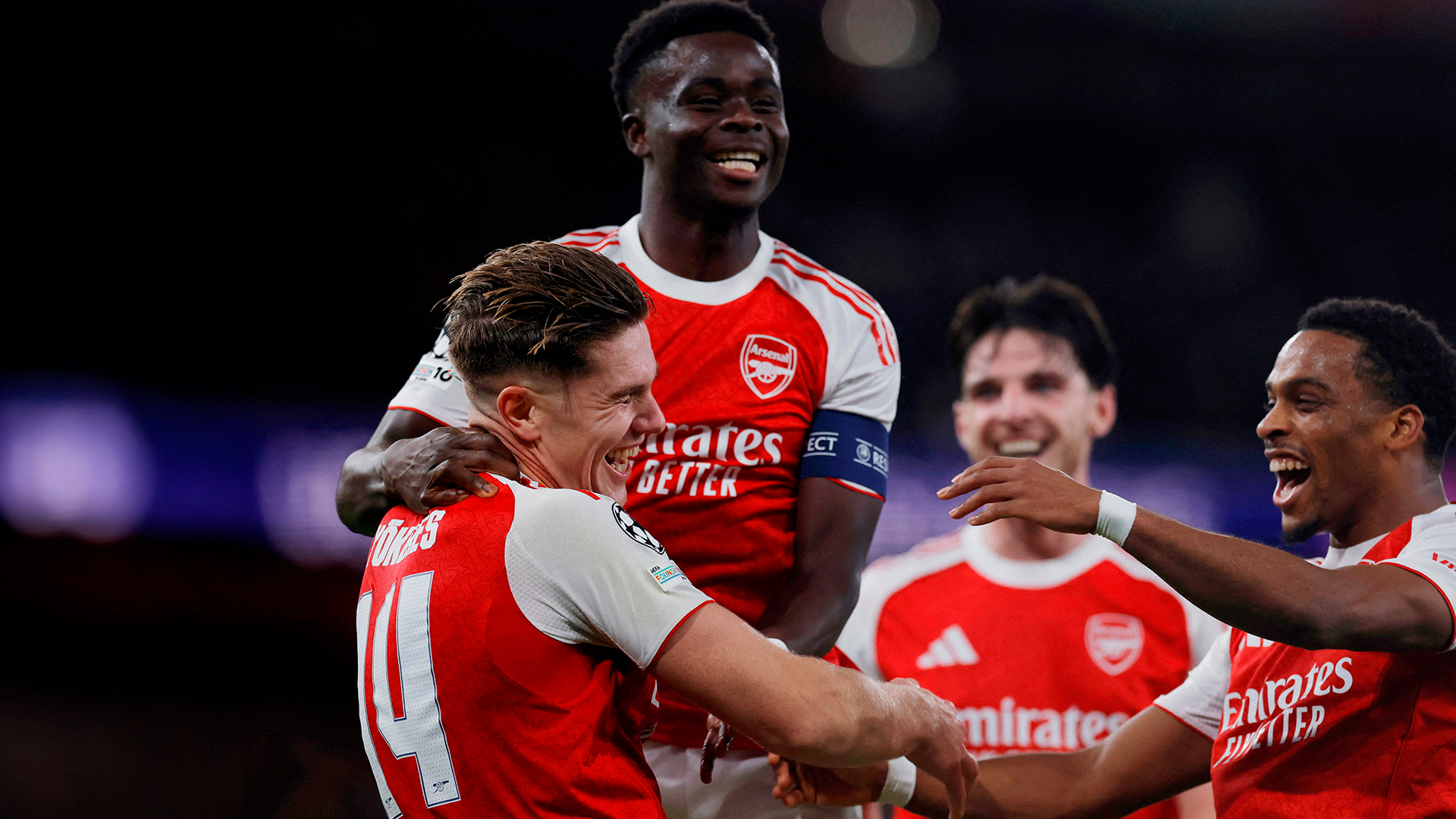 Bukayo Saka y Viktor Gyökeres celebran un gol durante el partido de Champions League entre Arsenal y Atlético de Madrid.